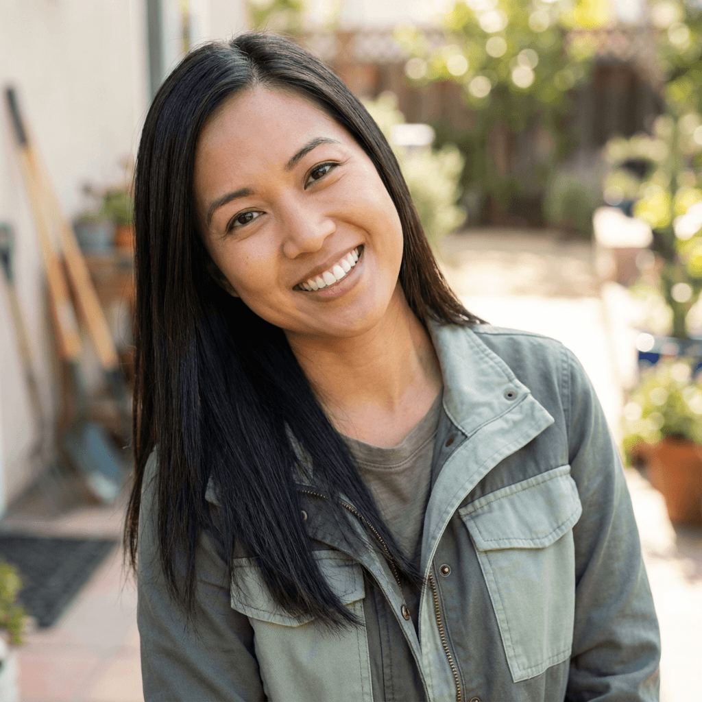 Cliente satisfaite près de sa fenêtre de toit